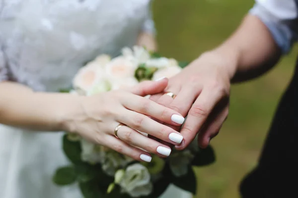 Mani di sposo e sposa con anelli — Foto Stock