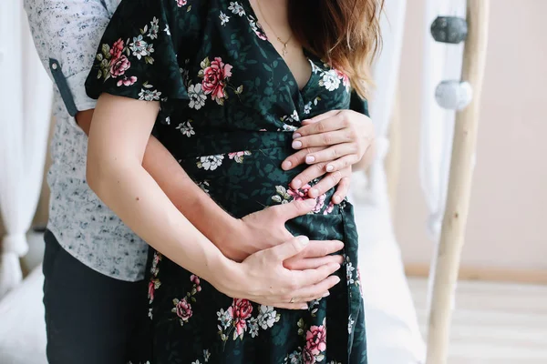 Máma a táta drží těhotné bříško. Těhotenství, mateřství, přípravu a očekávání koncept. Foto krásné nabídku náladu těhotenství. — Stock fotografie