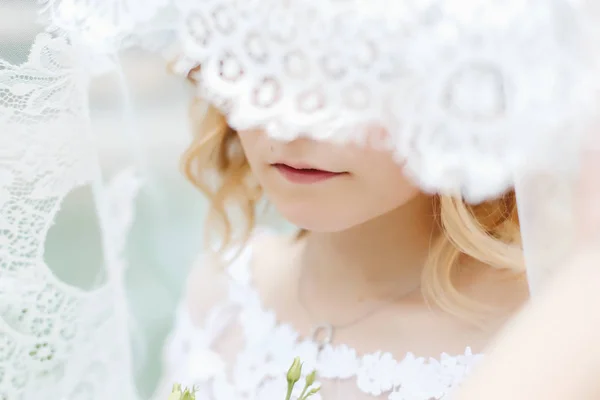 Close-up of bride's lips hidden under her veil. Bride portrait, wedding makeup and hairstyle — Stock Photo, Image