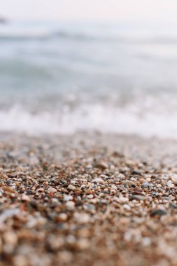 dalgalar deniz kıyısında gürültüyle çarpmak. deniz ufuk. denizde tatil