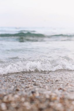 dalgalar deniz kıyısında gürültüyle çarpmak. deniz ufuk. denizde tatil