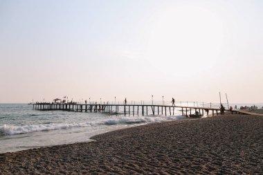 Gün batımında Akdeniz denizde bir duba. Deniz horizon ve günbatımı gökyüzü. Tatil kavramı.