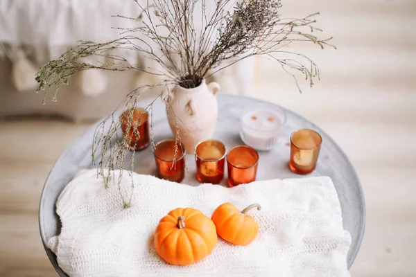 Composición otoñal con calabazas. Otoño, otoño, Halloween, concepto del día de Acción de Gracias. Piso tendido, vista superior — Foto de Stock
