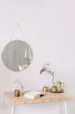 Modern ev dekorasyonu. Yaratıcı çalışma alanı. İskandinav en az iç. 