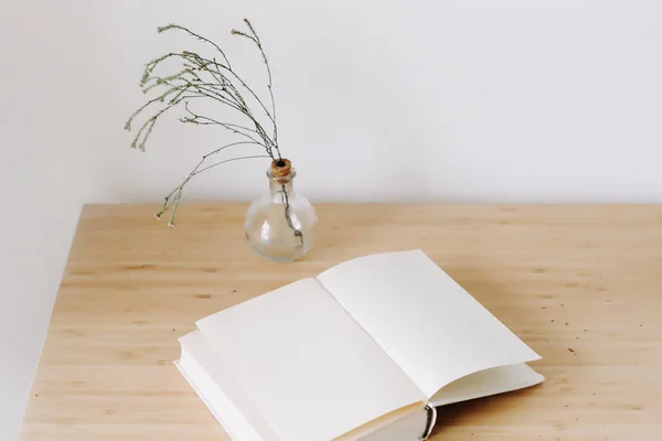 ahşap masa kitap ve çiçekler ile. Düz yatıyordu, en iyi görünümü.