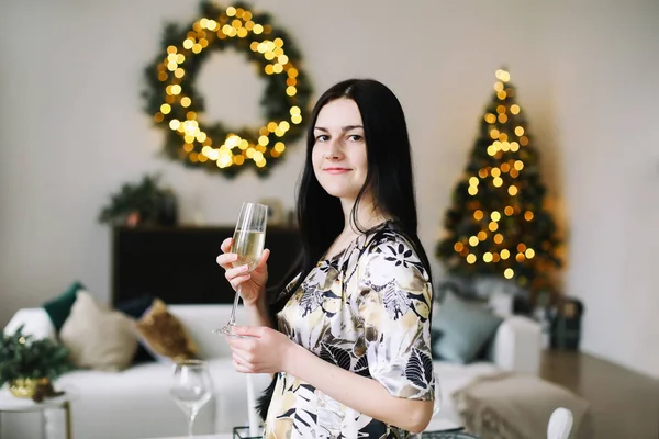 Neujahrsporträt eines Mädchens mit einem Glas Champagner. Weihnachten und Neujahr Minimalkonzept — Stockfoto