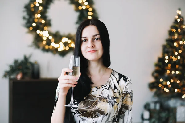 Новогодний портрет девушки с бокалом шампанского. Рождество и Новый год минимальная концепция — стоковое фото