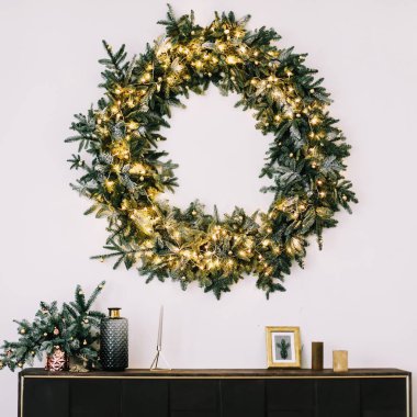 Yeni yıl iç. Garland ile Ladin çelenk. Noel süsleri 