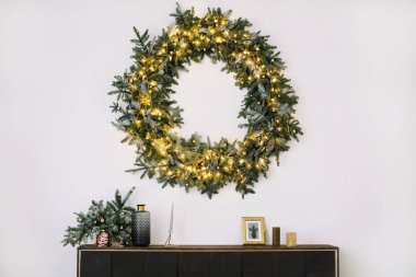 Yeni yıl iç. Garland ile Ladin çelenk. Noel süsleri 