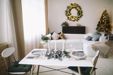 Yeni yıl iç. Hediyeler ile dekore edilmiş Noel ağacı. Garland ile Ladin çelenk. Noel süsleri 