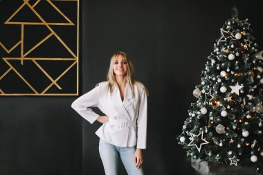 Yeni yıl bir kız portresi. Noel ve yeni yıl kavramı