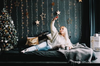 Yeni yıl festival iç bir kız portresi. Noel ve yeni yıl kavramı. Mutlu yeni yıl 2019