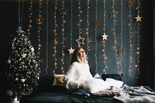 Nieuwjaar portret van een meisje in feestelijke interieur. Kerstmis en Nieuwjaar concept. Gelukkig Nieuwjaar 2019 — Stockfoto