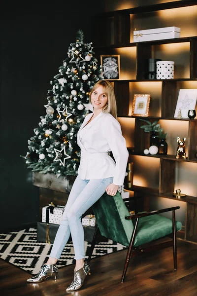 Nieuwjaar portret van een meisje in feestelijke interieur. Kerstmis en Nieuwjaar concept. Gelukkig Nieuwjaar 2019 — Stockfoto