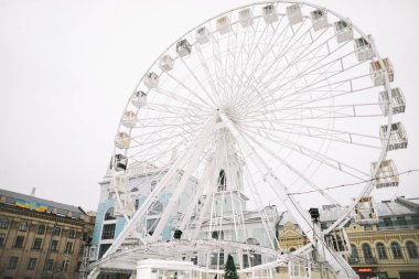 Dönme dolap Kiev, Ukrayna Kontraktova Meydanı'nda. 23 Kasım 2018: Dönme dolap Kiev Podil üzerinde Kontraktova meydanında içinde