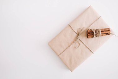 Hediye kutusu beyaz arka plan üzerinde. Yılbaşı yeni yıl en az şenlikli tatil kompozisyon. Flatlay, üstten görünüm.