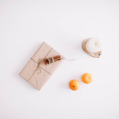 Hediye kutusu beyaz arka plan üzerinde. Yılbaşı yeni yıl en az şenlikli tatil kompozisyon. Flatlay, üstten görünüm.