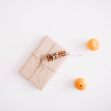 Hediye kutusu beyaz arka plan üzerinde. Yılbaşı yeni yıl en az şenlikli tatil kompozisyon. Flatlay, üstten görünüm.