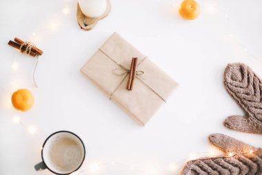 Beyaz arka plan üzerinde süslemeleri ile yılbaşı yeni yıl kompozisyon. Düz yatıyordu, en iyi görünüm. Noel, yeni yıl kompozisyon.