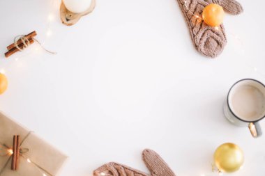 Beyaz arka plan üzerinde süslemeleri ile yılbaşı yeni yıl kompozisyon. Düz yatıyordu, en iyi görünüm. Noel, yeni yıl kompozisyon.