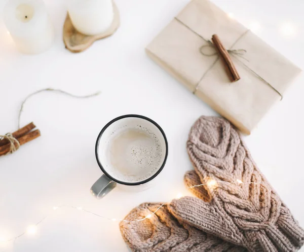 Natale composizione Capodanno con decorazioni su sfondo bianco. Posa piatta, vista dall'alto. Natale, composizione di Capodanno . — Foto Stock