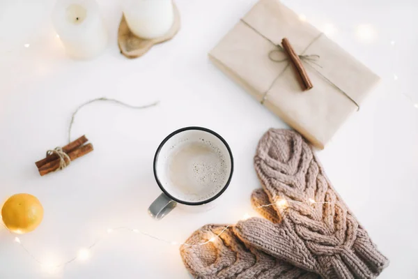 Natale composizione Capodanno con decorazioni su sfondo bianco. Posa piatta, vista dall'alto. Natale, composizione di Capodanno . — Foto Stock