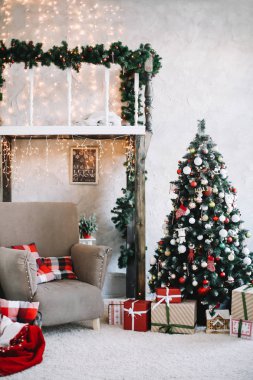 Yeni yıl festival iç. Tatil kavramı. Hediyeler ile dekore edilmiş Noel ağacı. Süslü Noel sundurma. 