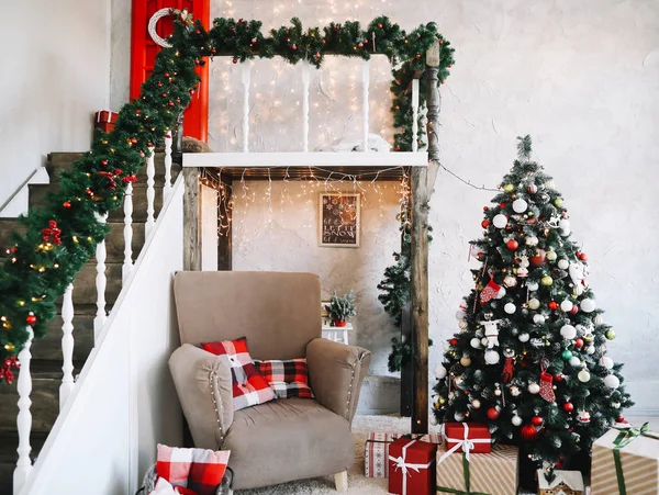 Yeni yıl festival iç. Noel süsleri. Tatil kavramı. Hediyeler ile dekore edilmiş Noel ağacı. Süslü Noel sundurma. 