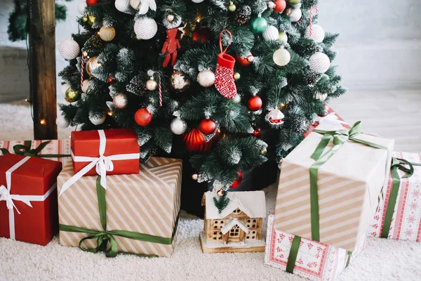 Yeni yıl festival iç. Tatil kavramı. Hediyeler ile dekore edilmiş Noel ağacı. 