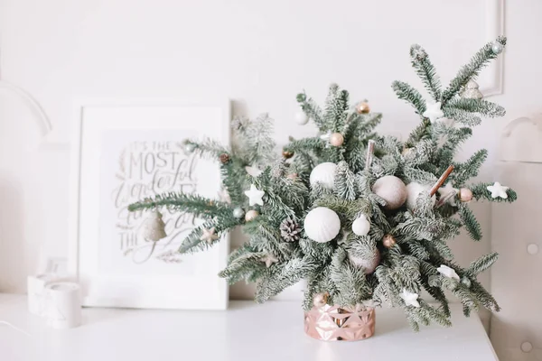 Çam dalları ile süsler. Vazo köknar ile buket dalları. Noel dekorasyonu. Kış, yeni yıl, Noel kavramı.