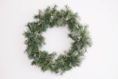 Yeni yıl iç. Garland ile Ladin çelenk. Noel süsleri 