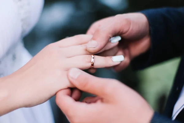 Handen van bruid en bruidegom met ringen — Stockfoto