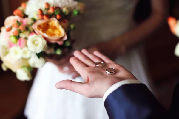 Handen van de bruidegom met ringen — Stockfoto