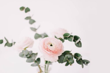 Beyaz arka plan üzerinde pembe Düğünçiçeği. Romantik arka plan için düğün davetiyeleri. Çiçek kompozisyon. Flatlay, kopya alanı. 