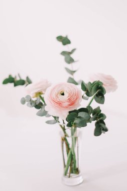 Beyaz arka plan üzerinde pembe Düğünçiçeği. Romantik arka plan düğün davetiyeleri ve tebrik kartları için. Çiçek kompozisyon. Flatlay, kopya alanı. 