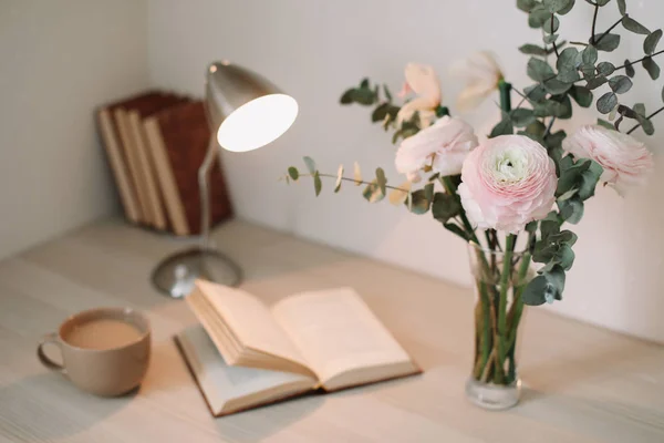 Interior em casa com elementos de design. Mesa de madeira com livros e flores. Buquê e livros sobre fundo branco. Conceito de planejamento e design. Local de trabalho. Instagram deitado plano feminino . — Fotografia de Stock