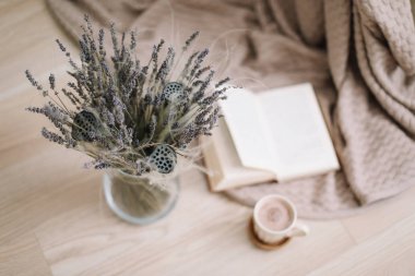 kopya alanı ile ahşap arka plan üzerinde kitap ile cappuccino kahve fincan, kurutulmuş çiçek arka plan, güzel romantik kahvaltı. üst görünüm 