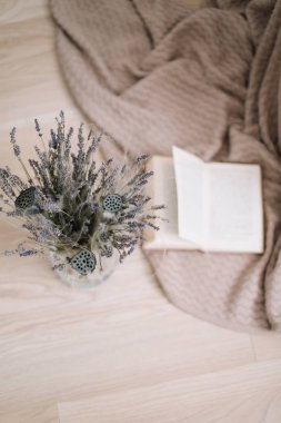 Hala bir buket lavanta ve ahşap arka planda bir kitap ile hayat. Provence ve rustik tarzı, üst görünüm, yatık 