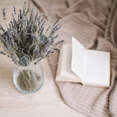 Hala bir buket lavanta ve ahşap arka planda bir kitap ile hayat. Provence ve rustik tarzı, üst görünüm, yatık 