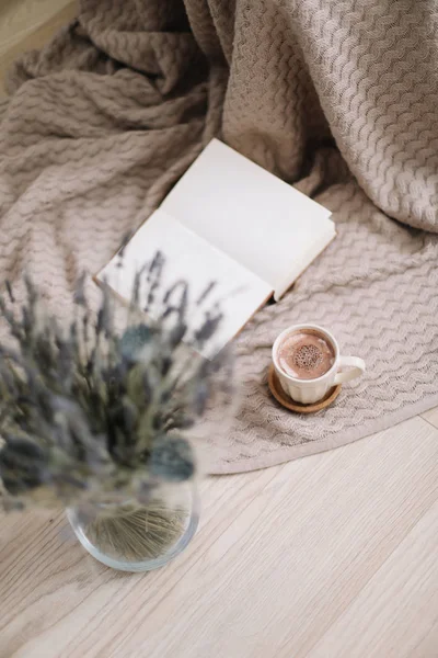Levendula csokor fa háttérrel ellátott könyv és csésze kávéval. Szárított virágok és egy csésze cappuccino könyv, tavaszi koncepció. felülnézetben. flatlay a — Stock Fotó
