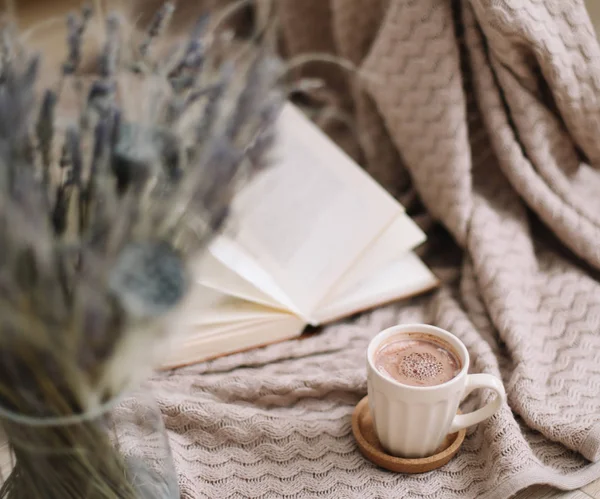 Taza de café capuchino con libro sobre fondo de madera con espacio para copias, fondo de flores secas, desayuno encantador — Foto de Stock
