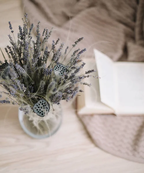 Hala bir buket lavanta ve ahşap arka planda bir kitap ile hayat. Provence ve rustik tarzı, üst görünüm 