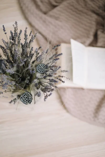 Hala bir buket lavanta ve ahşap arka planda bir kitap ile hayat. Provence ve rustik tarzı, üst görünüm, yatık 