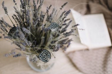 Hala bir buket kurutulmuş çiçek ve ahşap arka planda bir kitap ile hayat. Provence ve rustik tarzı, üst görünüm, yatık 