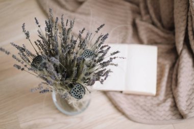 Hala bir buket kurutulmuş çiçek ve ahşap arka planda bir kitap ile hayat. Provence ve rustik tarzı, üst görünüm, yatık 