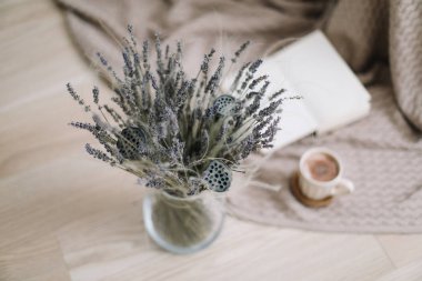  Kurutulmuş çiçekler ve ahşap arka planda kitap ile bir fincan cappuccino. üst görünüm. yatık