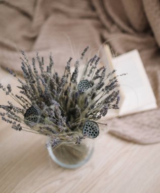 Hala bir buket kurutulmuş çiçek ve ahşap arka planda bir kitap ile hayat. Provence ve rustik tarzı, üst görünüm, yatık 