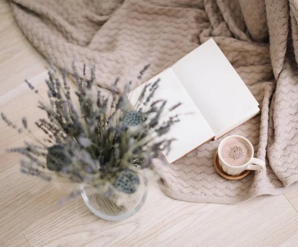 Kopp cappuccino kaffe med bok på trä bakgrund med kopierings utrymme, torkad blomma bakgrund, härlig frukost — Stockfoto