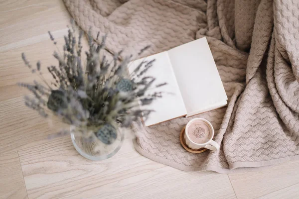 Xícara de café cappuccino com livro sobre fundo de madeira com espaço de cópia, fundo de flor seca, belo café da manhã — Fotografia de Stock