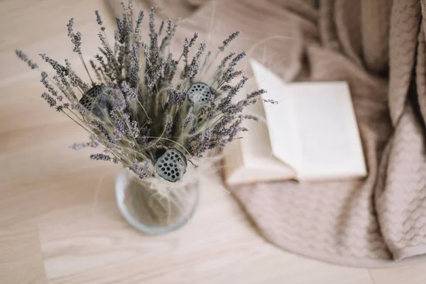 Hala bir buket kurutulmuş çiçek ve ahşap arka planda bir kitap ile hayat. Provence ve rustik tarzı, üst görünüm, yatık 